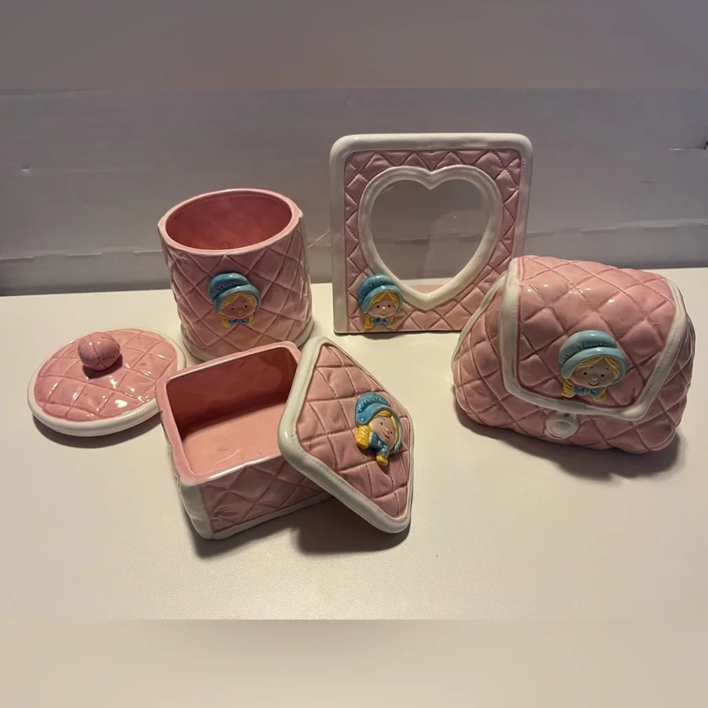 Pink Quilted Ceramic Vanity Set 
Valentine’s Day - Picture 14 of 14